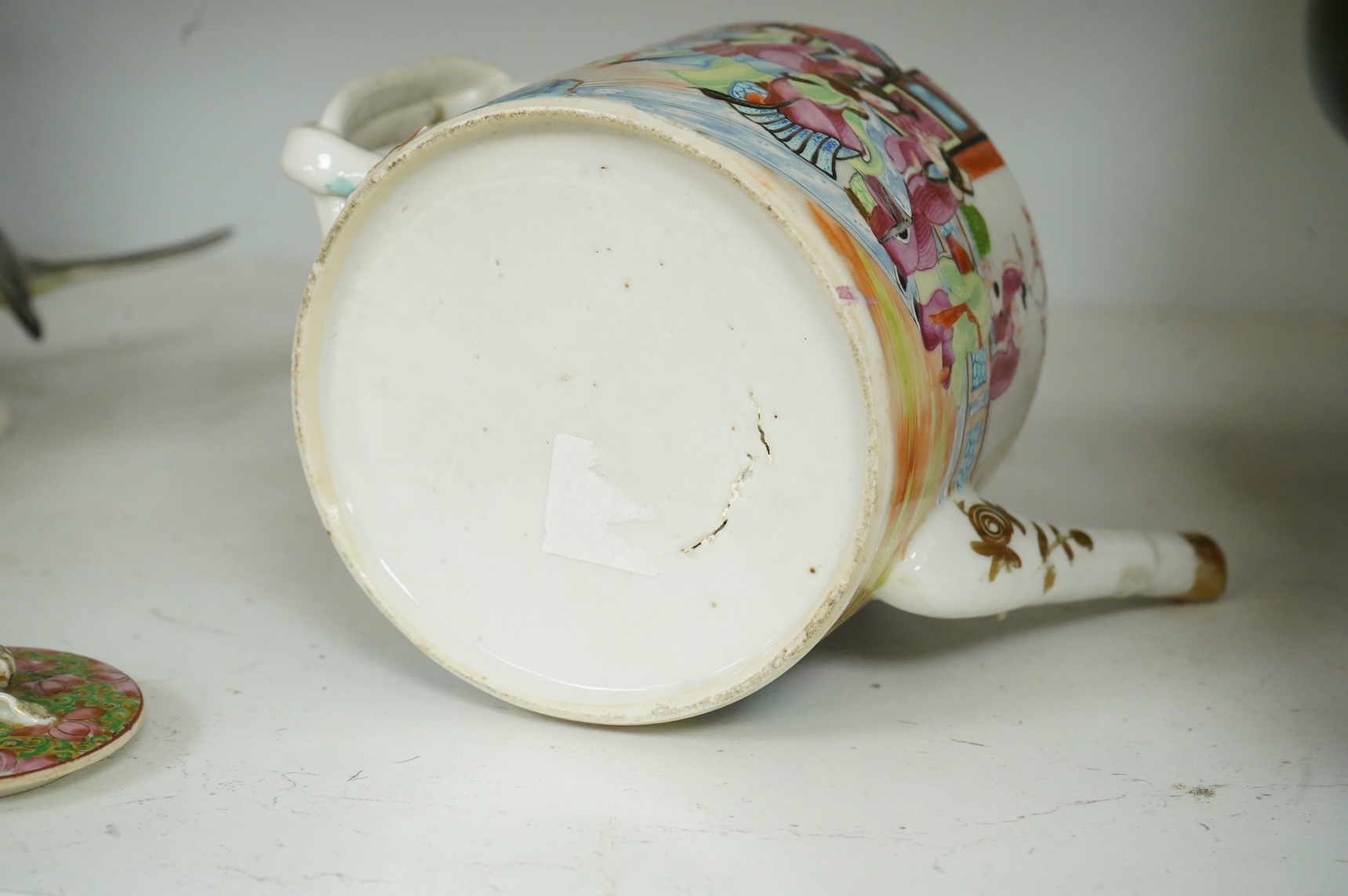 A Chinese famille rose teapot and cover, c.1830, 15cm
